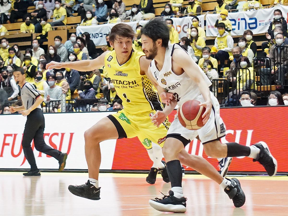 第2Q序盤に宇都宮・田臥勇太選手のミスを誘ったSR渋谷・関野剛平選手（中央奥）