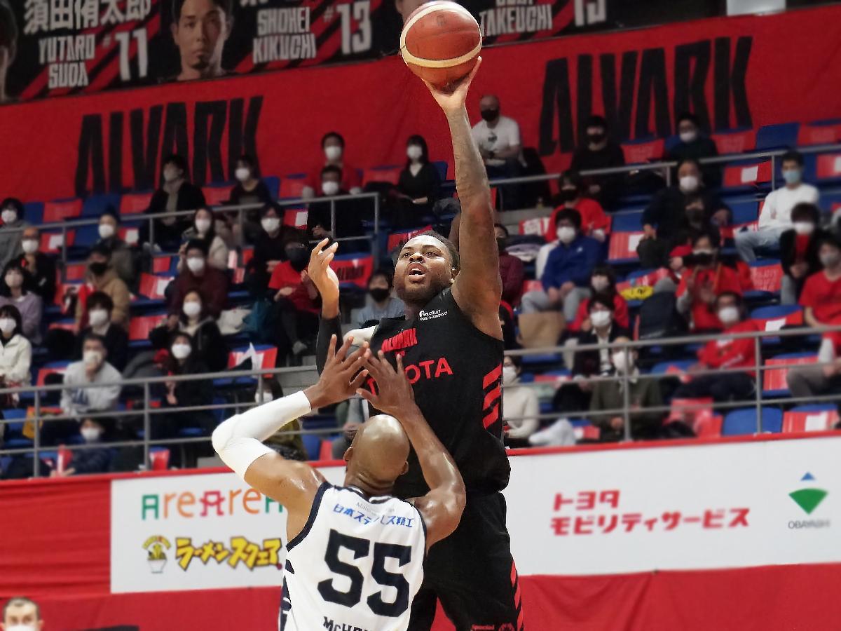 シーズンハイとなる26点を挙げたデション・トーマス選手（中央奥）