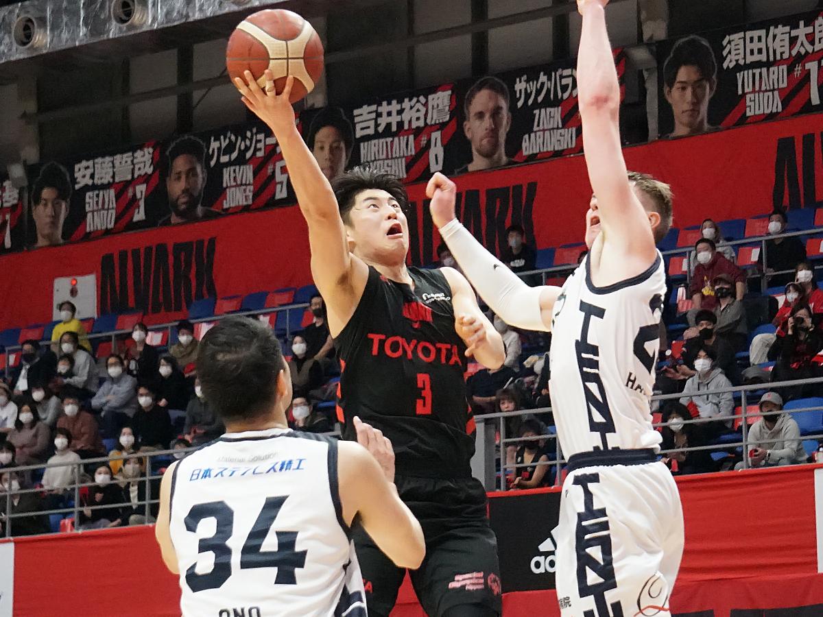要所出得点を挙げるなどした安藤誓哉選手（中央）
