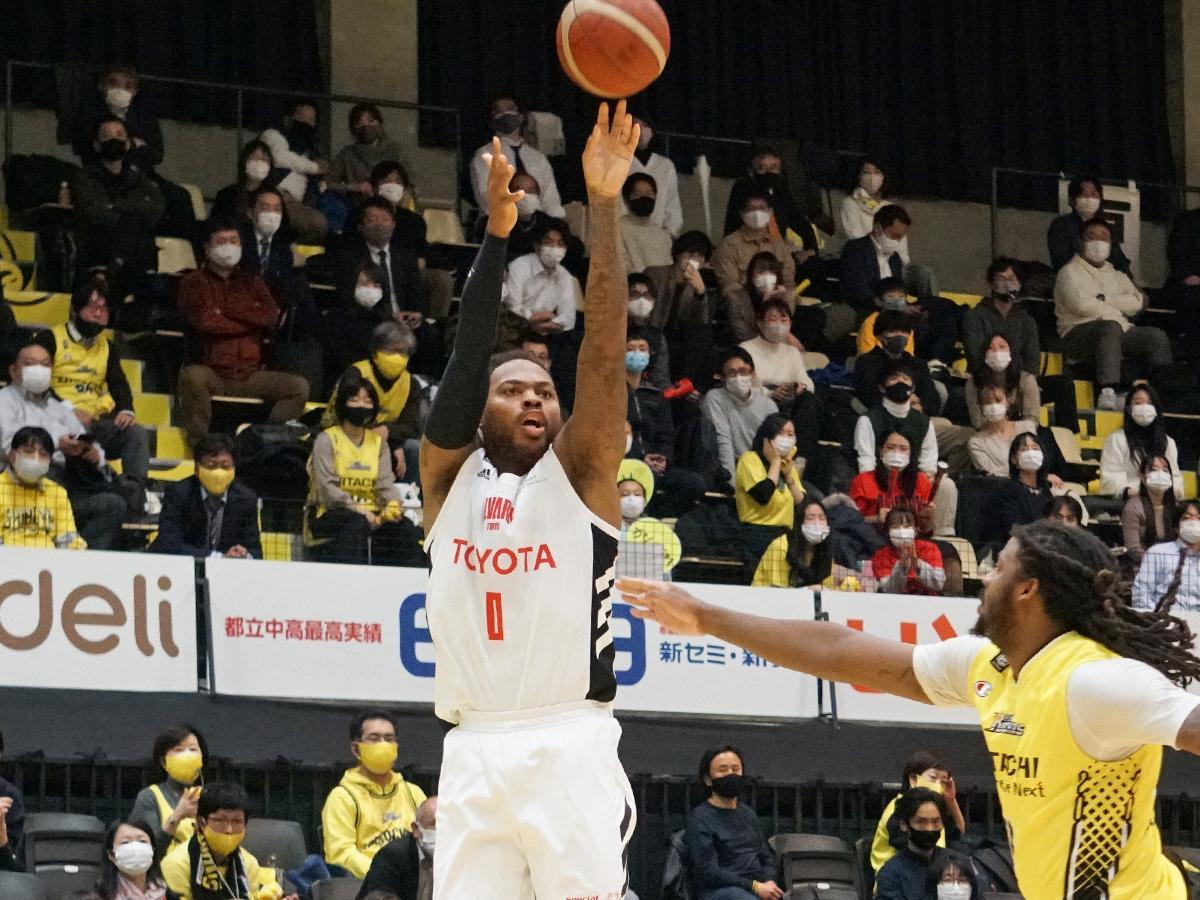 終始高い確率でシュートを決めたアルバルク東京のデション・トーマス選手