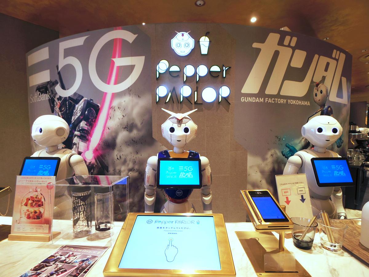 頭部にV字ブレードアンテナを付けるなどガンダムバージョンのPepperが出迎える&copy;創通・サンライズ