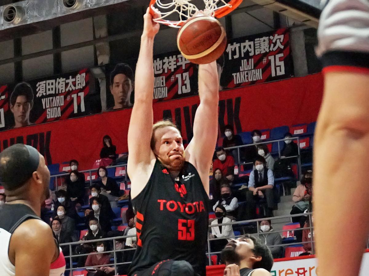 ゴール下を中心にプレーするアレックス・カーク選手（中央）