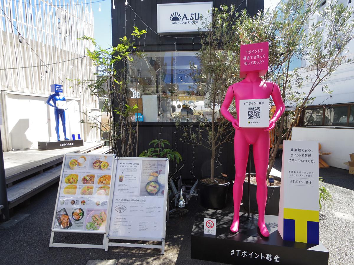 7色のマネキンが並ぶ「COMMUNE」場内