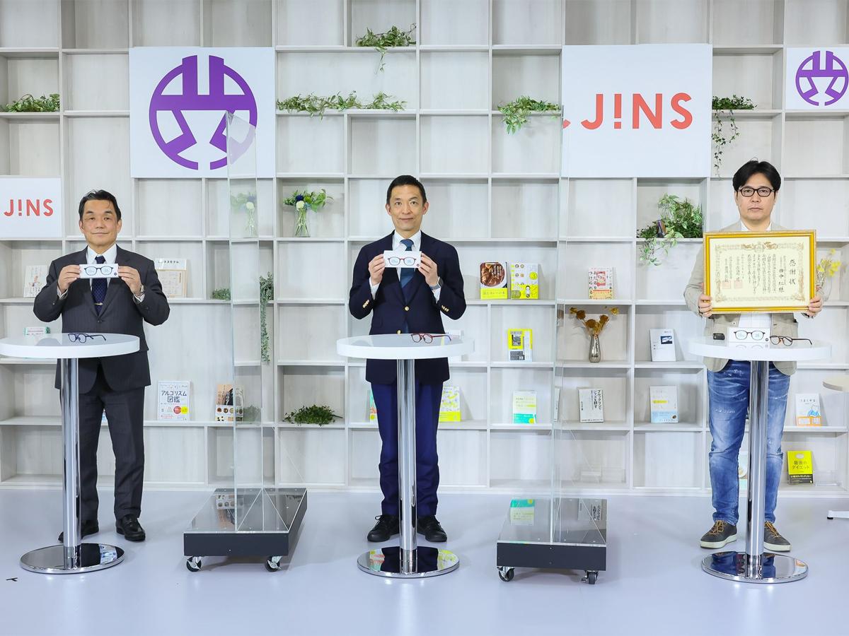寄贈式に参加した長谷部健渋谷区長（中央）やジンズホールディングス田中仁社長（右）ら