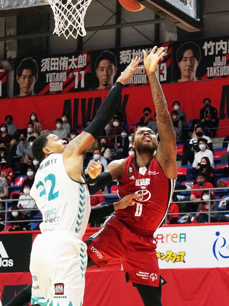 チームハイの22得点を挙げたデション・トーマス選手（右）
