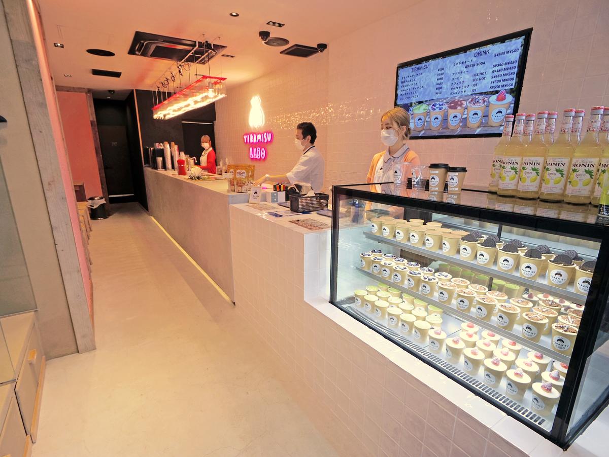 パステルルカラーや「ラボ」からイメージした装飾などを行う店内