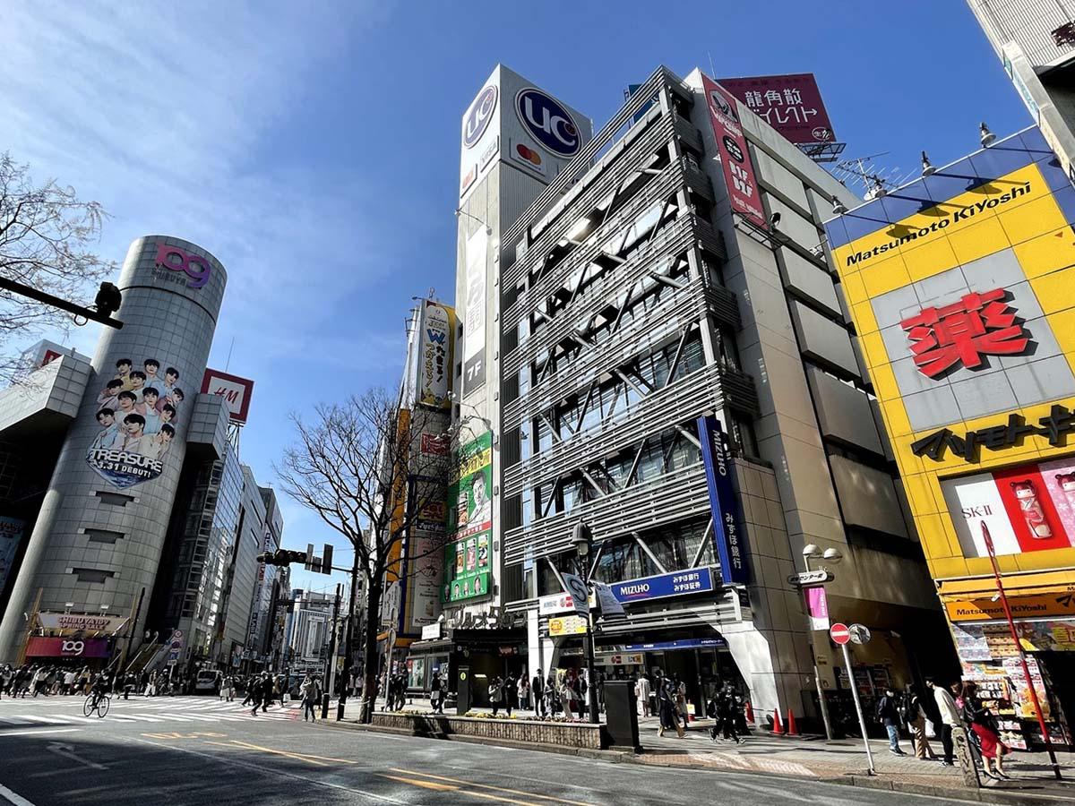 渋谷区内の商業地で最高額となる調査地点＝渋谷第一勧銀共同ビル（中央）付近