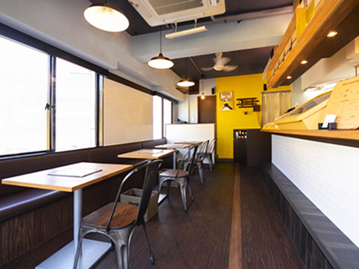 黄色をベースにウッド調の家具を置く店内