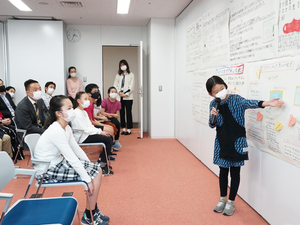 参加した児童たちは自身の案を長谷部健渋谷区長ら大人にプレゼンした