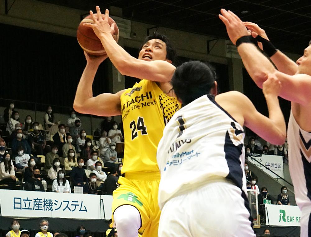 終盤にバスケットカウントを奪い吠えた広瀬健太選手（左）