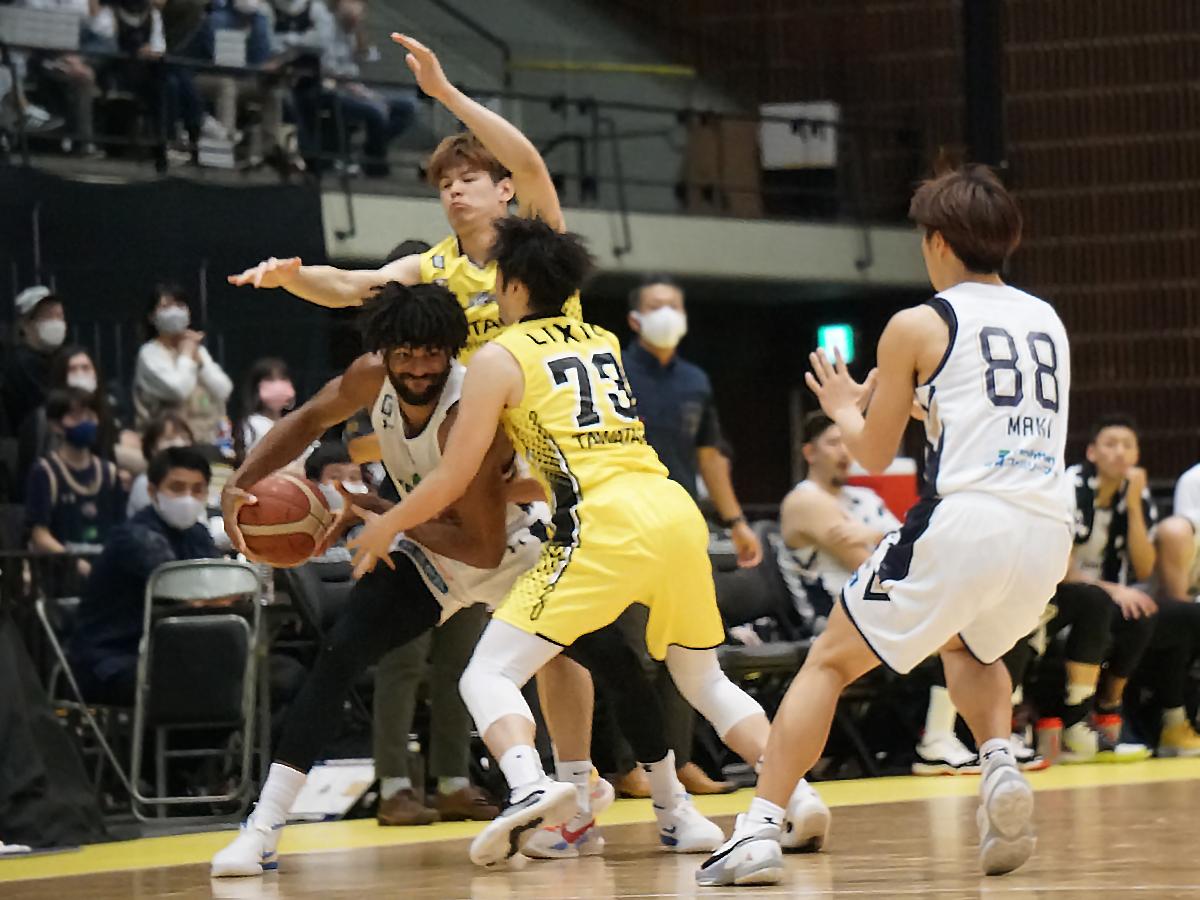 最後までボールマンにプレッシャーを掛け続けたサンロッカーズ渋谷（黄色のユニホーム）