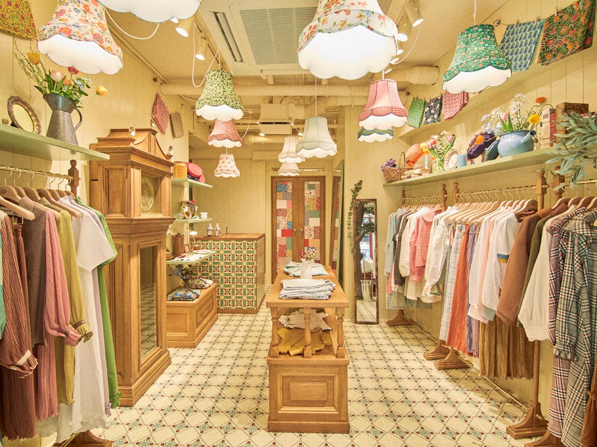 「絵本の中に入ったような温かみ」を感じる空間を演出する店内