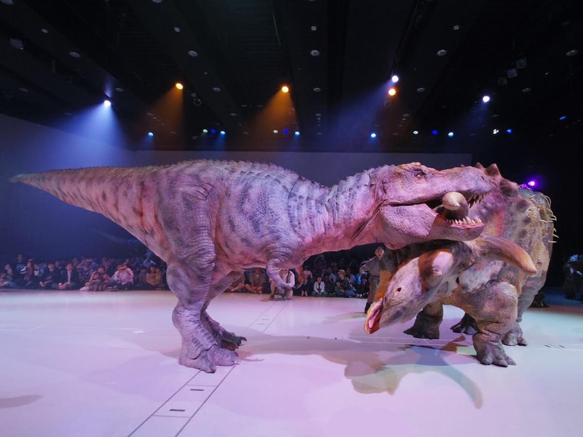 眼前で精巧な恐竜が動き回る。写真は過去の公演より