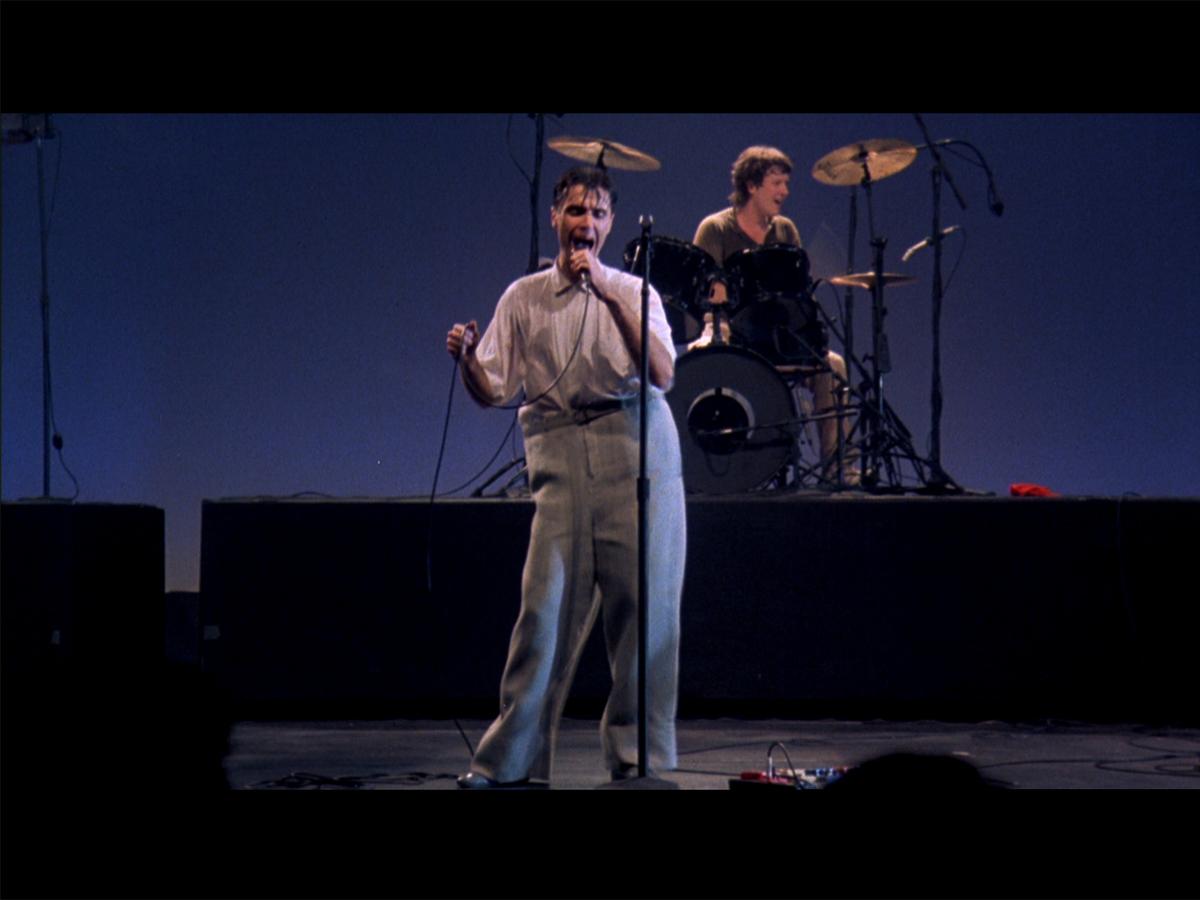 ダボダボのスーツで歌うシーンでも知られる「STOP MAKING SENSE」より&copy;1984TALKING HEADS FILMS. ALL RIGHTS RESERVED