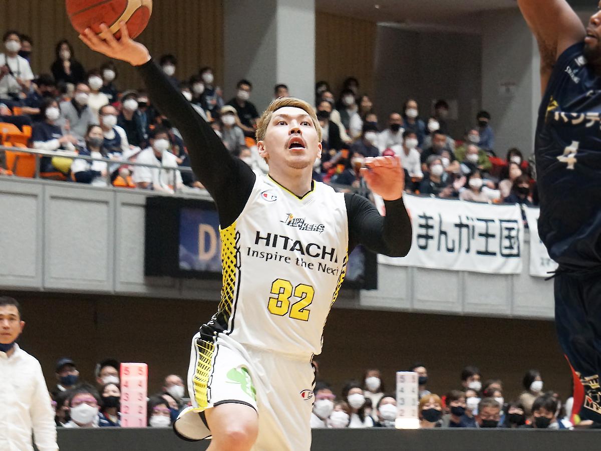 自らのインサイドへのアタックでオフェンスを組み立てるなどした山内盛久選手