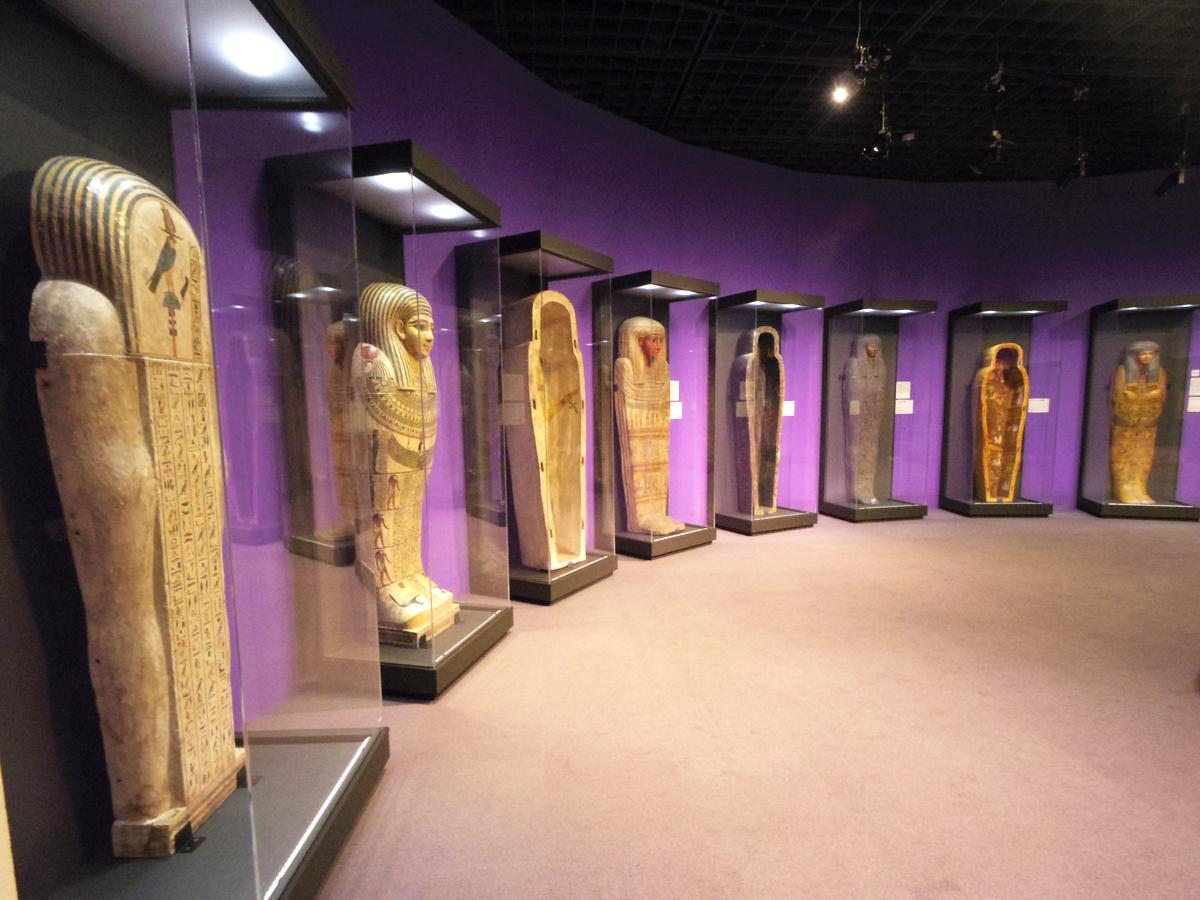 立てて展示するミイラ棺