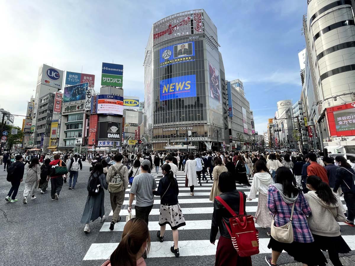 多くの人出があった緊急事態宣言発出前日の渋谷駅前交差点の様子（24日15時47分撮影）