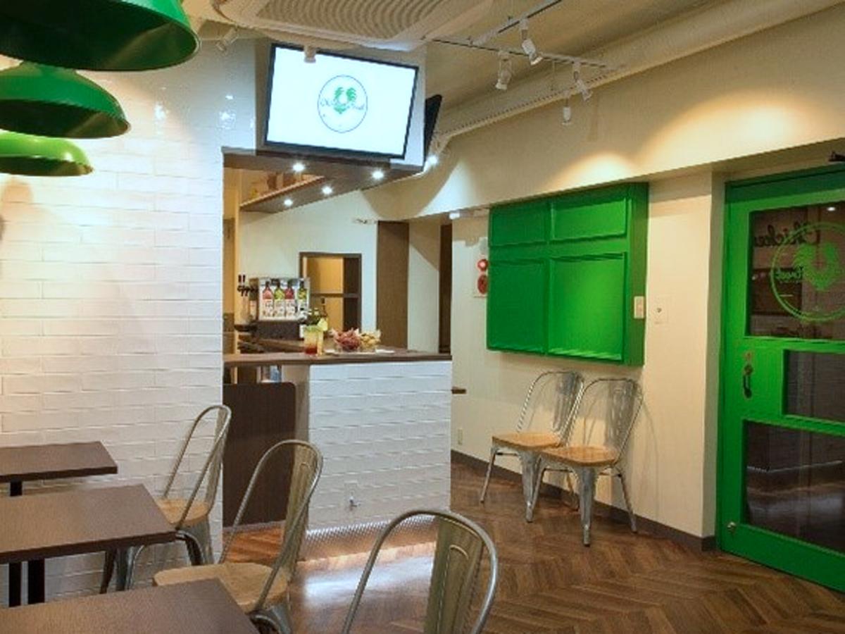 緑と白を基調にする店内