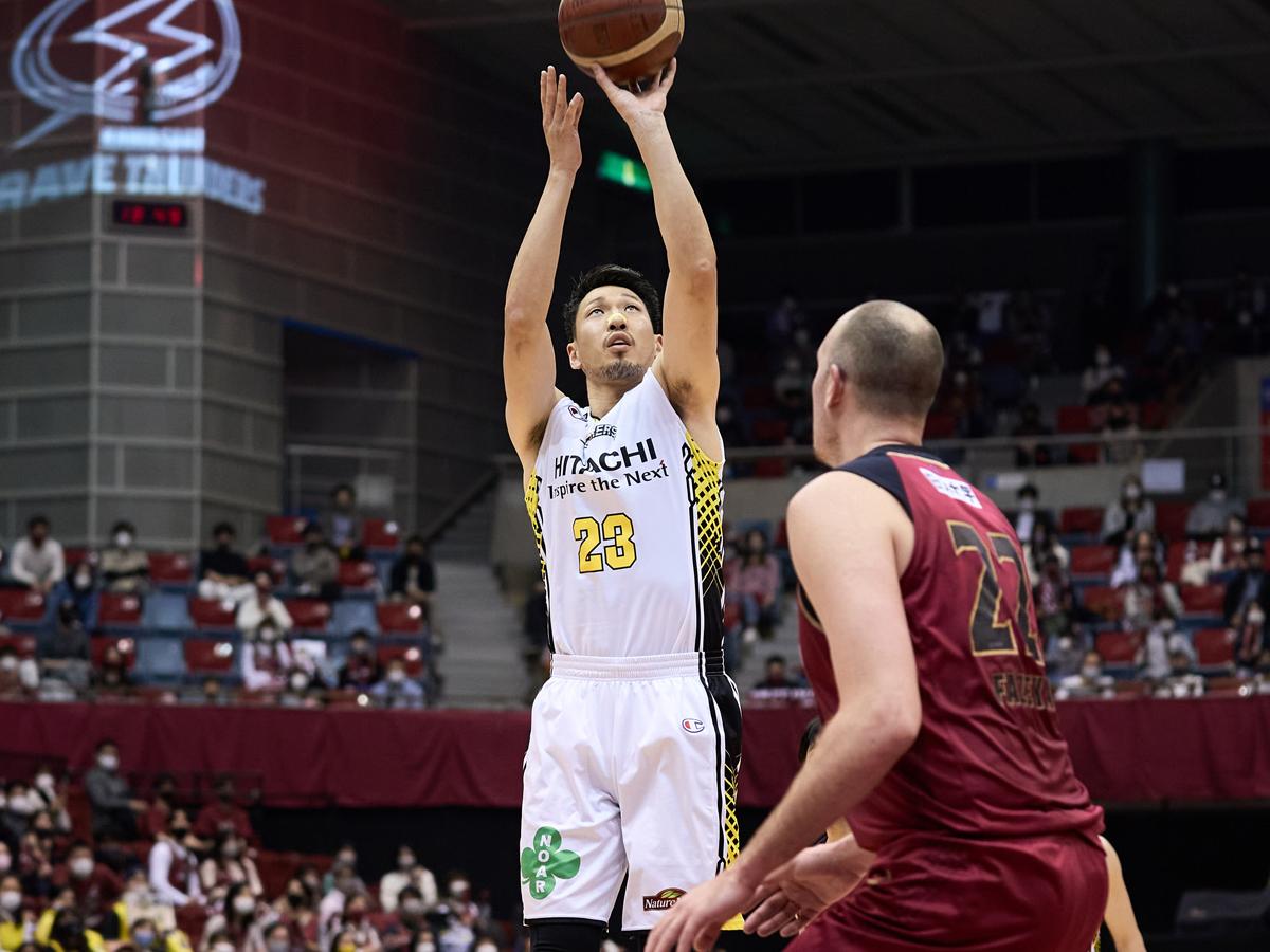 川崎のビッグラインアップに対し攻守で貢献した野口大介選手（写真奥）&copy;B.LEAGUE