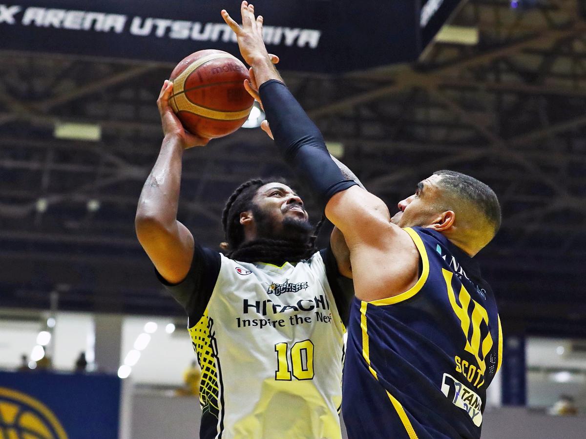 攻守で貢献し19得点16リバウンドをマークしたチャールズ・ジャクソン選手（左）&copy;B.LEAGUE
