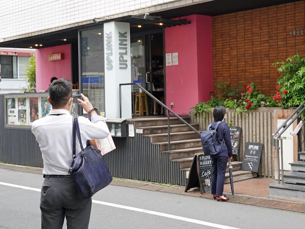 名残惜しそうに映画館を見つめたり、記念撮影したりする映画ファンの姿も（撮影：2021年5月20日）