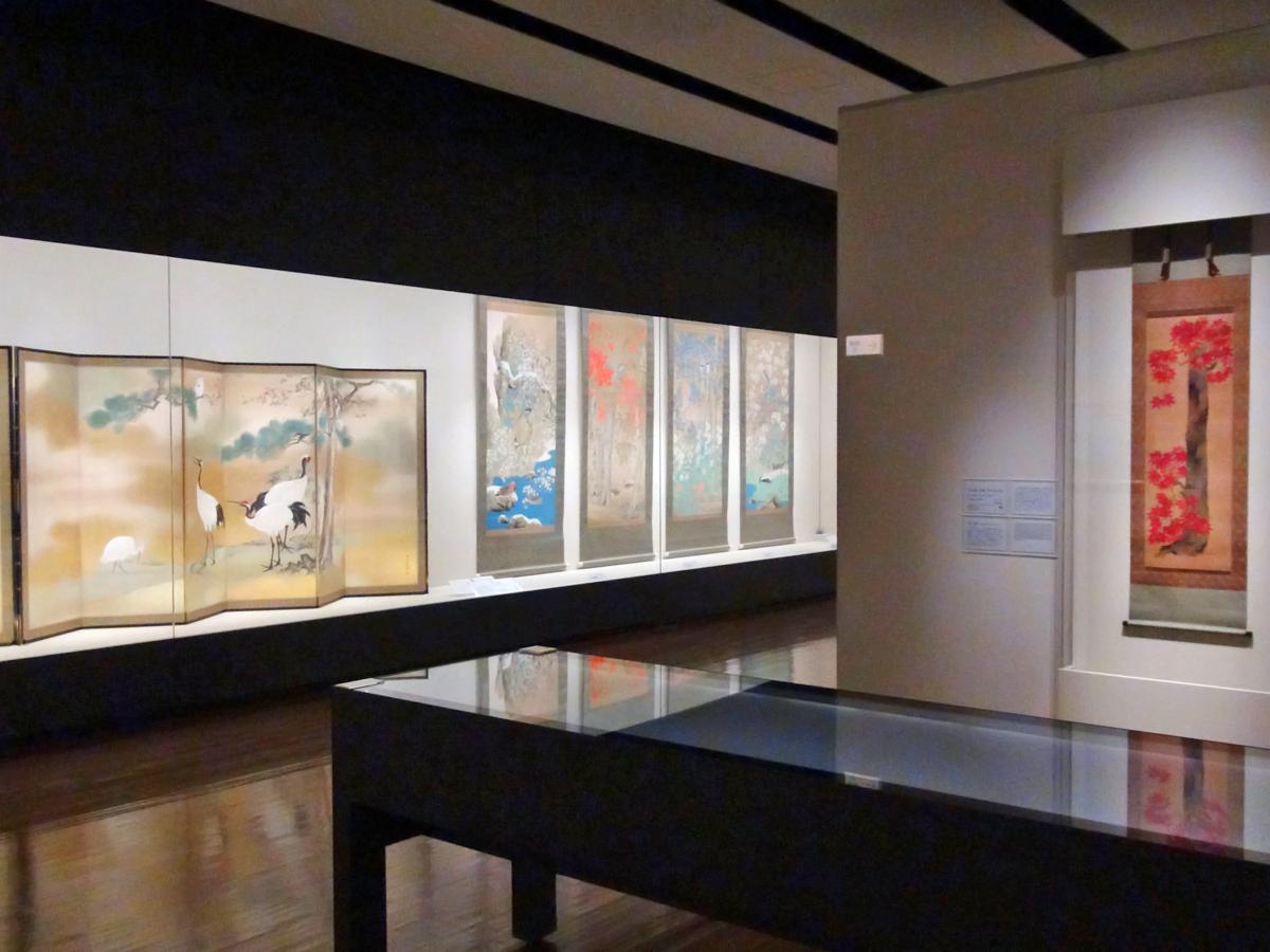 四季折々の花を描いた作品が並ぶ場内