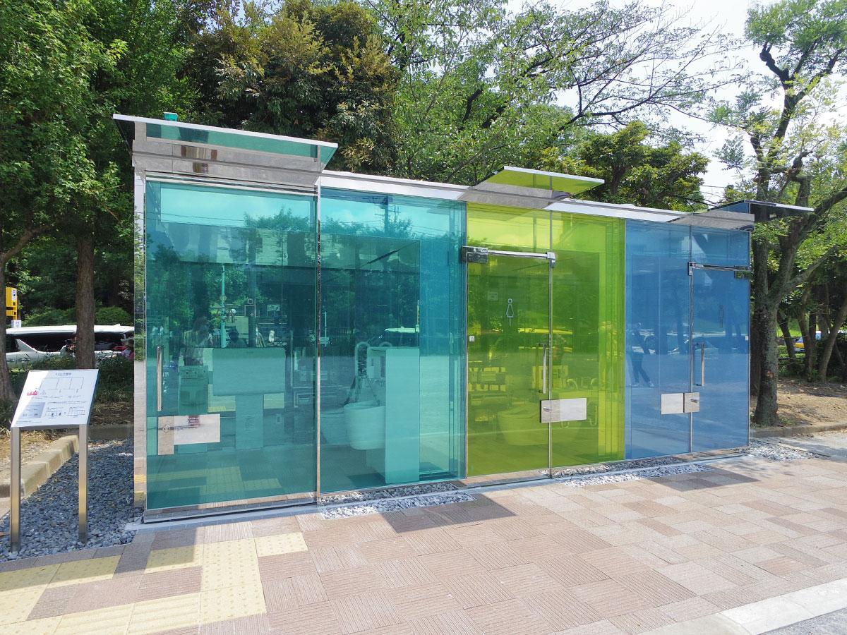 坂茂さんが手掛けた、外壁のガラスが誰も入っていない時は透明で個室内に入り鍵を閉めると不透明になるトイレ
