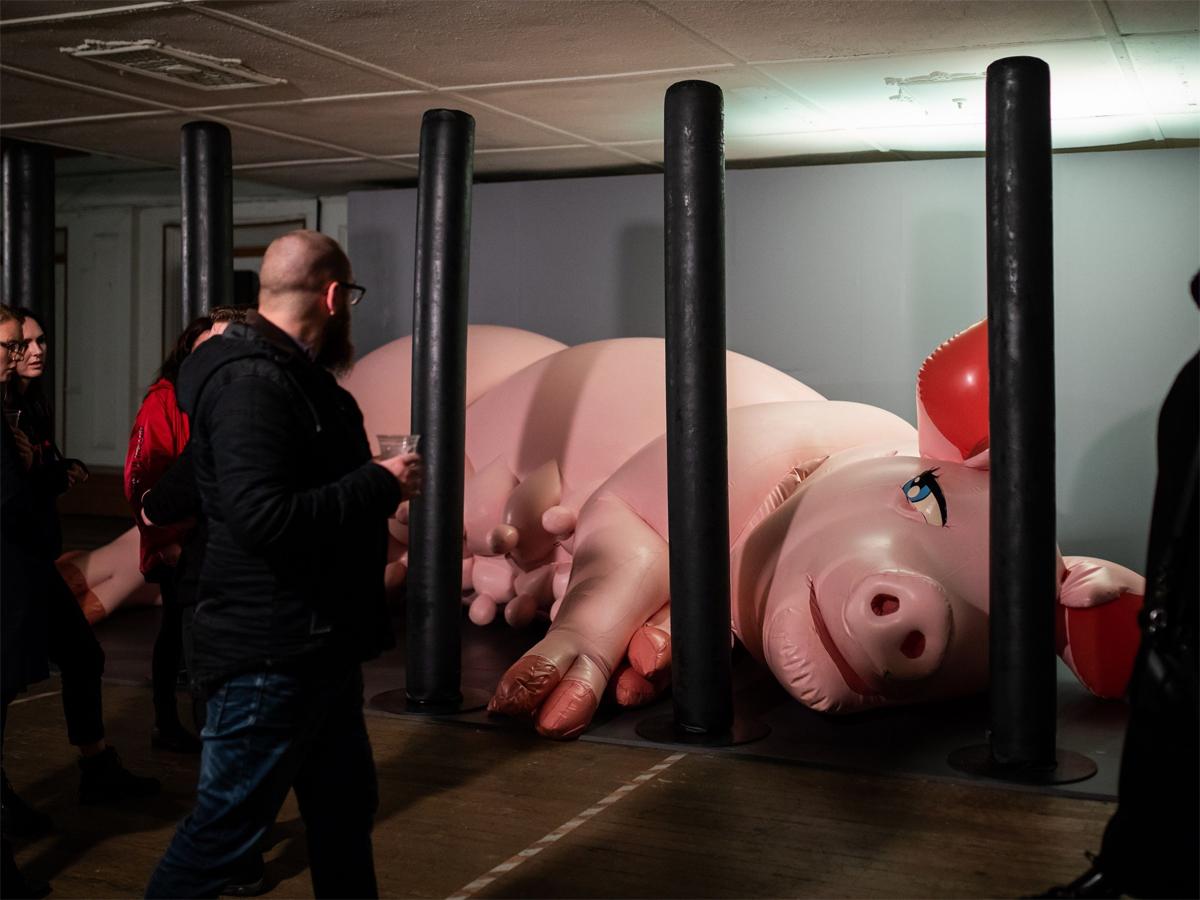 ラテックスで着ぐるみを作るサエボーグさん（写真は過去作品）&copy;「Pigpen」Dark Mofo 2019