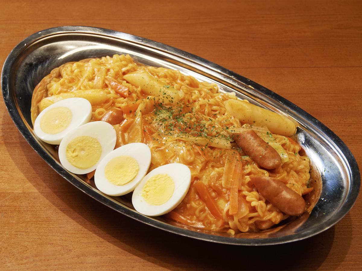 韓国ビストロカフェ「KOREAN BISTRO＆CAFE nyam2」で提供する3人前サイズの「ロゼラッポキ」（1,500円）