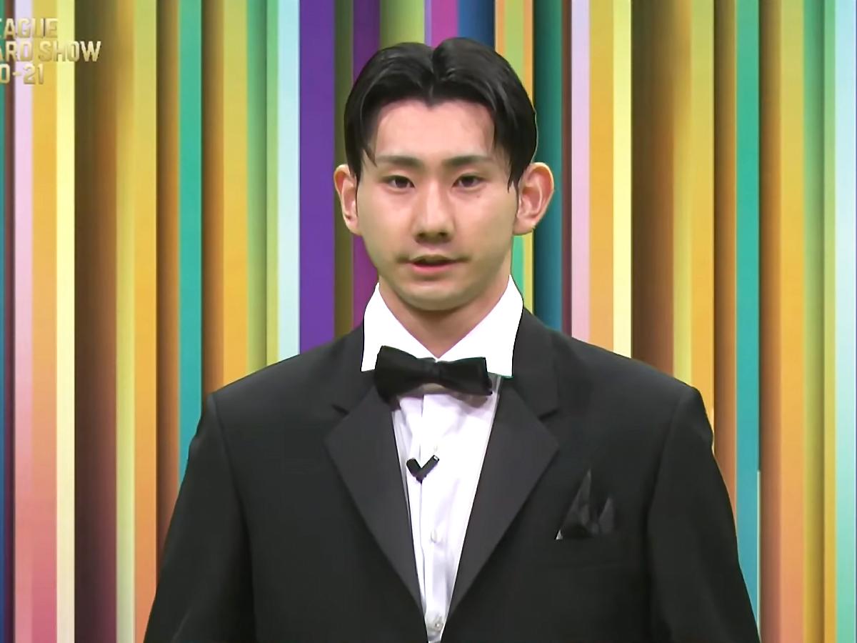 フォーマルな装いで表彰式に参加した小酒部選手
