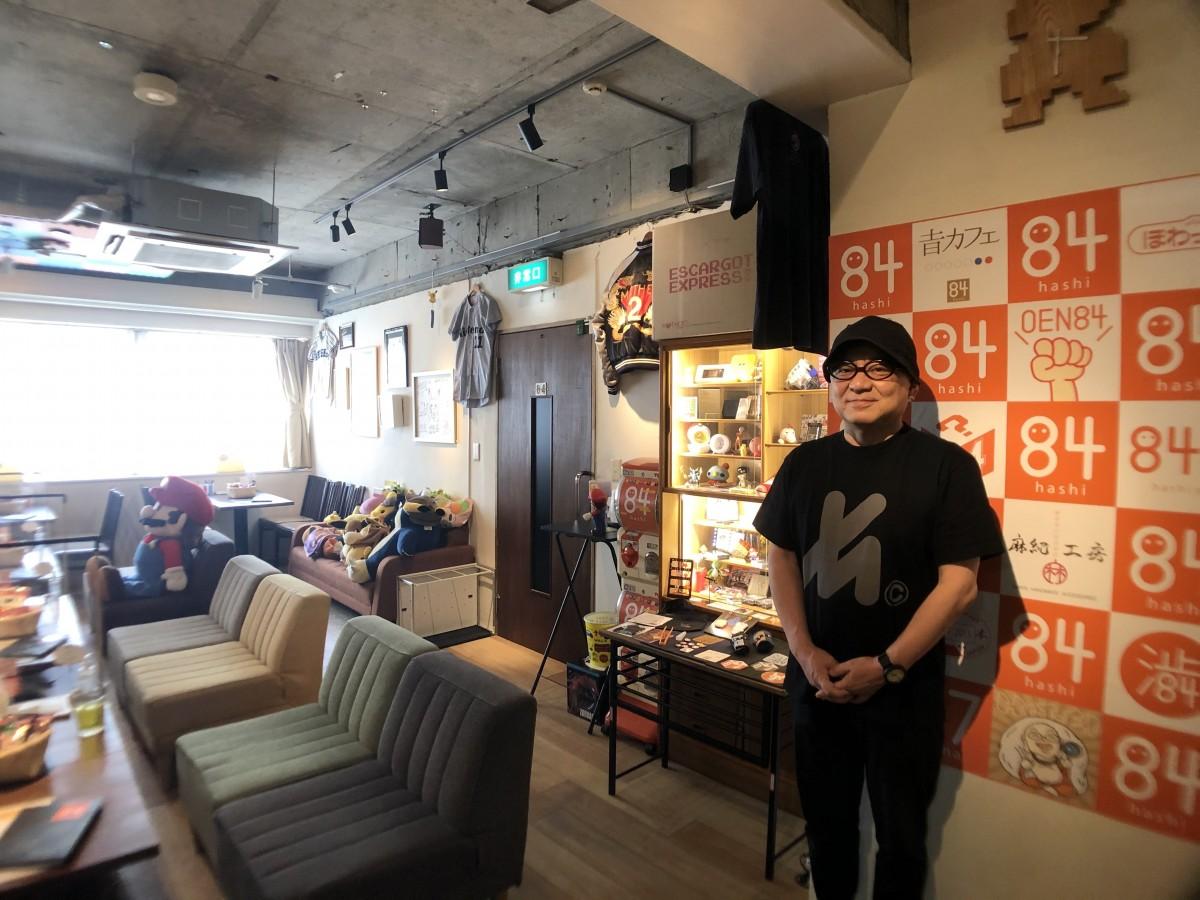 再始動した「84（はし）」店内で笑顔を見せる「ちょーかん」こと橋本徹さん