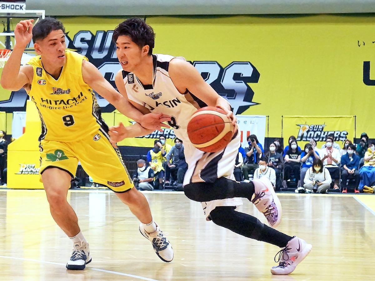 足の速さやシュートレンジの広さが特徴の高橋耕陽選手（右）