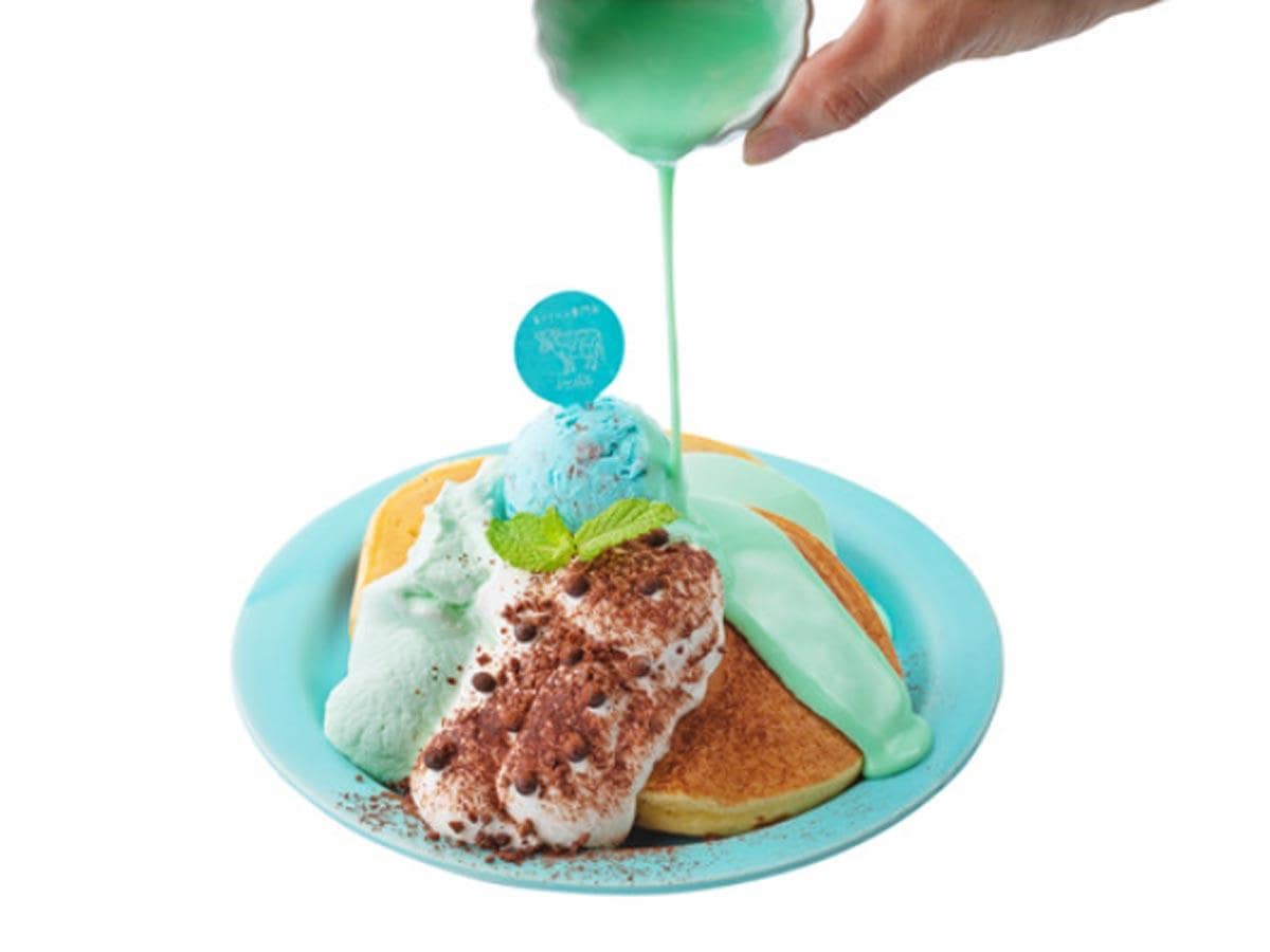 ミントアイス・ミント生クリームなどを添え、別添えのミントソースをかけて食べる「チョコミントパンケーキ」