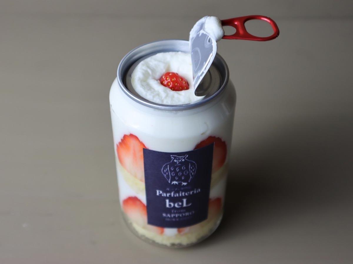 缶のふたが付いた透明なプラスチック容器にスポンジ生地やクリームなどを詰める「ショートケーキ缶」