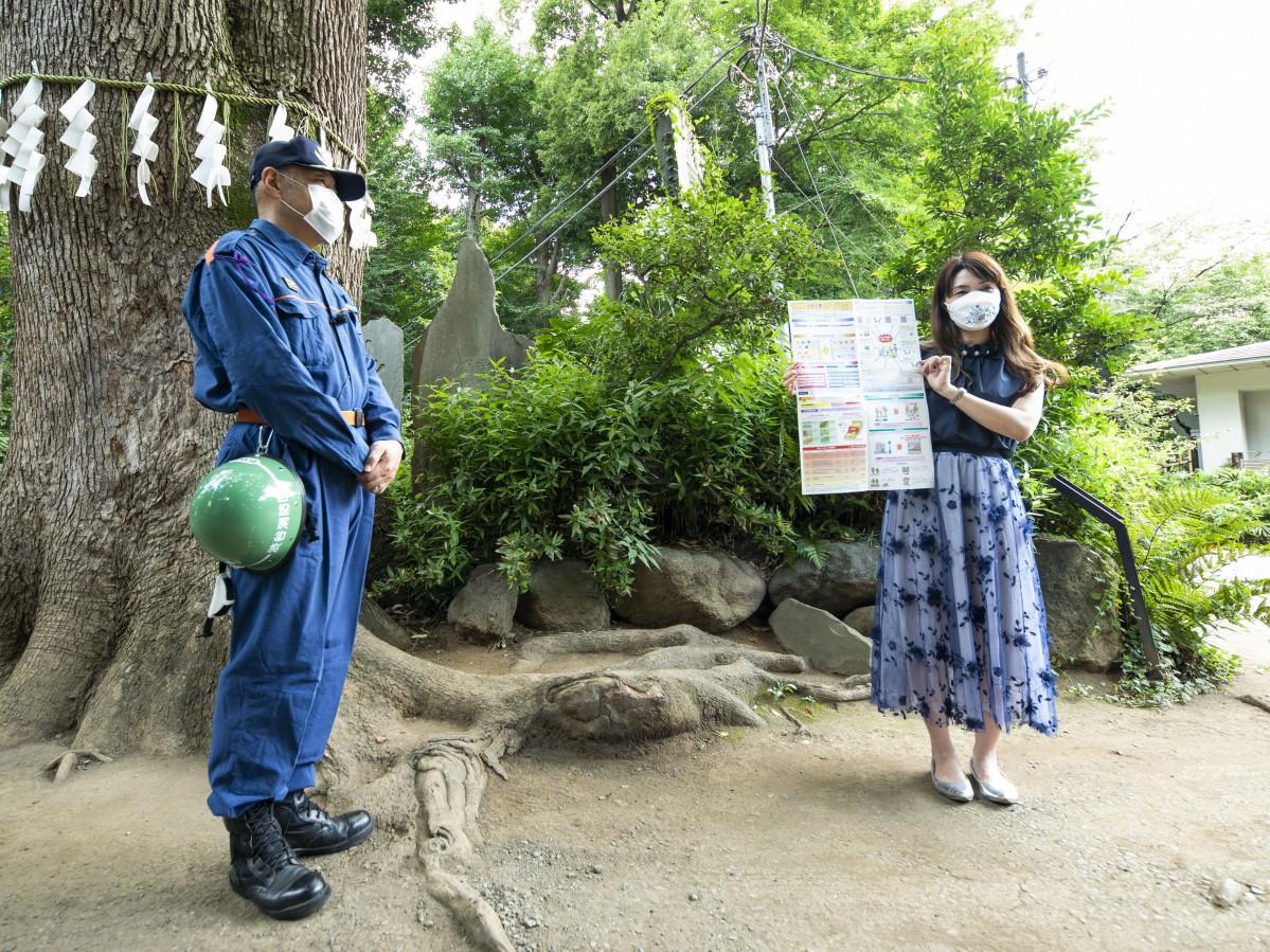 西原地区編撮影時の様子（左＝代々木八幡宮権禰宜の大竹光彦さん）