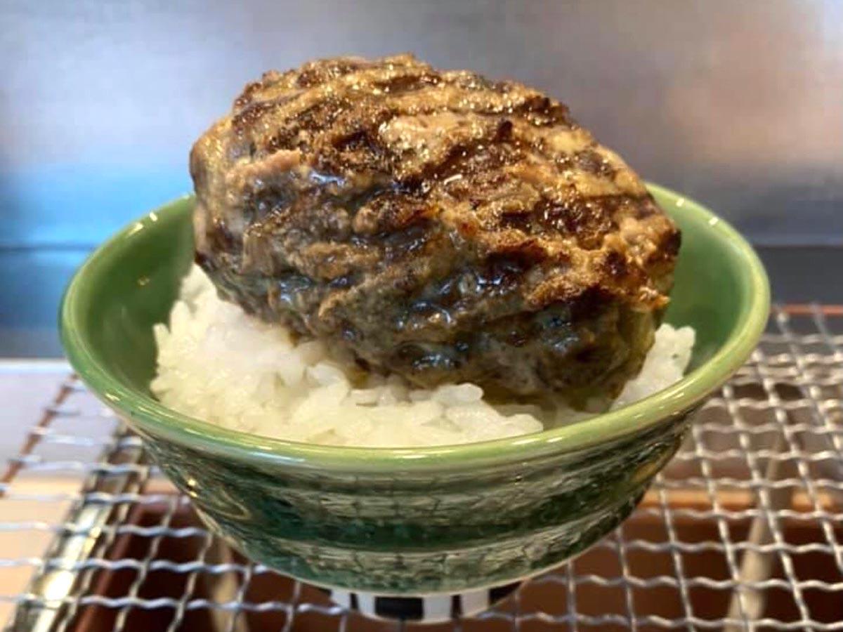 1個目はご飯の上にのせて提供する塩ハンバーグ