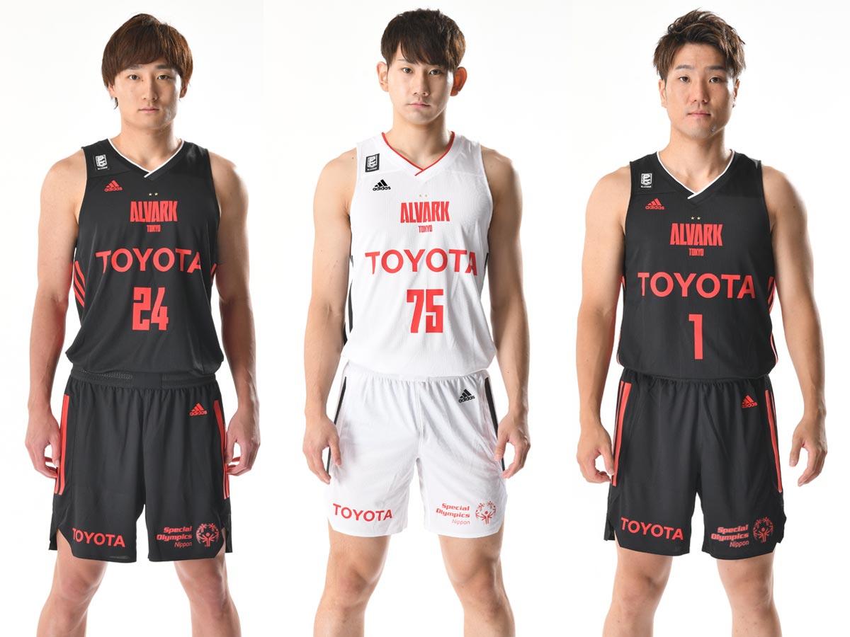 2021-22シーズンのユニホーム（ホーム＝黒、アウェー＝白）&copy;アルバルク東京
