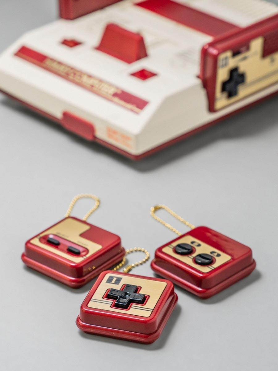 ファミリーコンピューター（ファミコン）のコントローラーを模したカプセルトイ