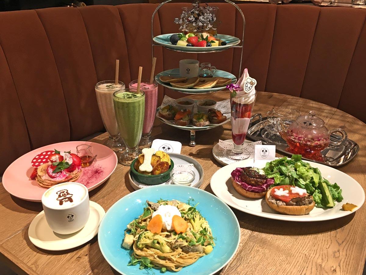 ミッキーやミニーなどキャラクターの要素を取り入れた料理をラインアップする