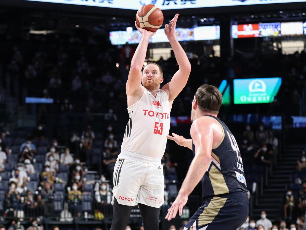 先制点を挙げるなど21得点をマークしたアレックス・カーク選手（中央億）&copy;Bリーグ