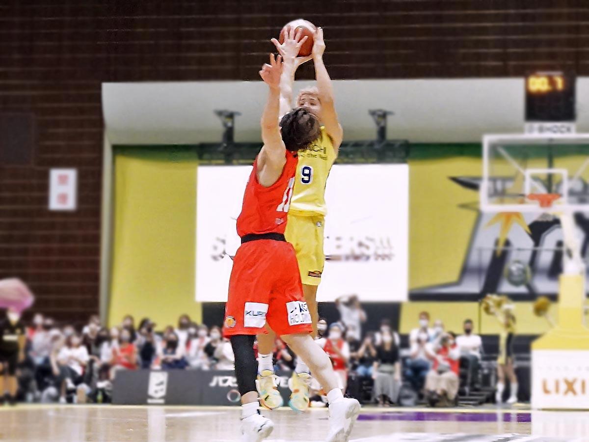 ブザービーターとなる3ポイントシュートを決めたベンドラメ礼生選手（中央奥）