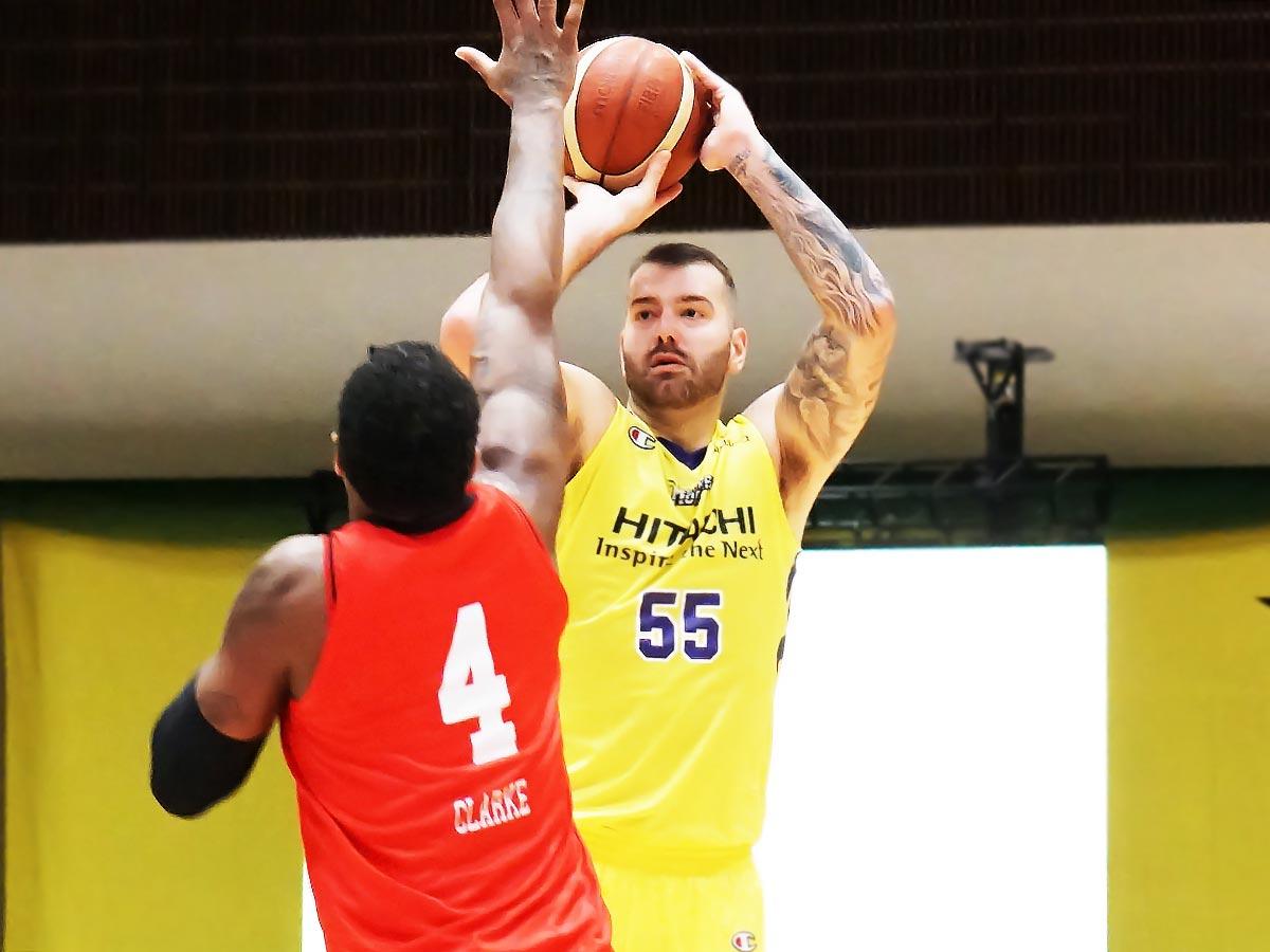 最終クオーターの要所で3ポイントシュートを決めたジョシュ・ハレルソン選手（奥）