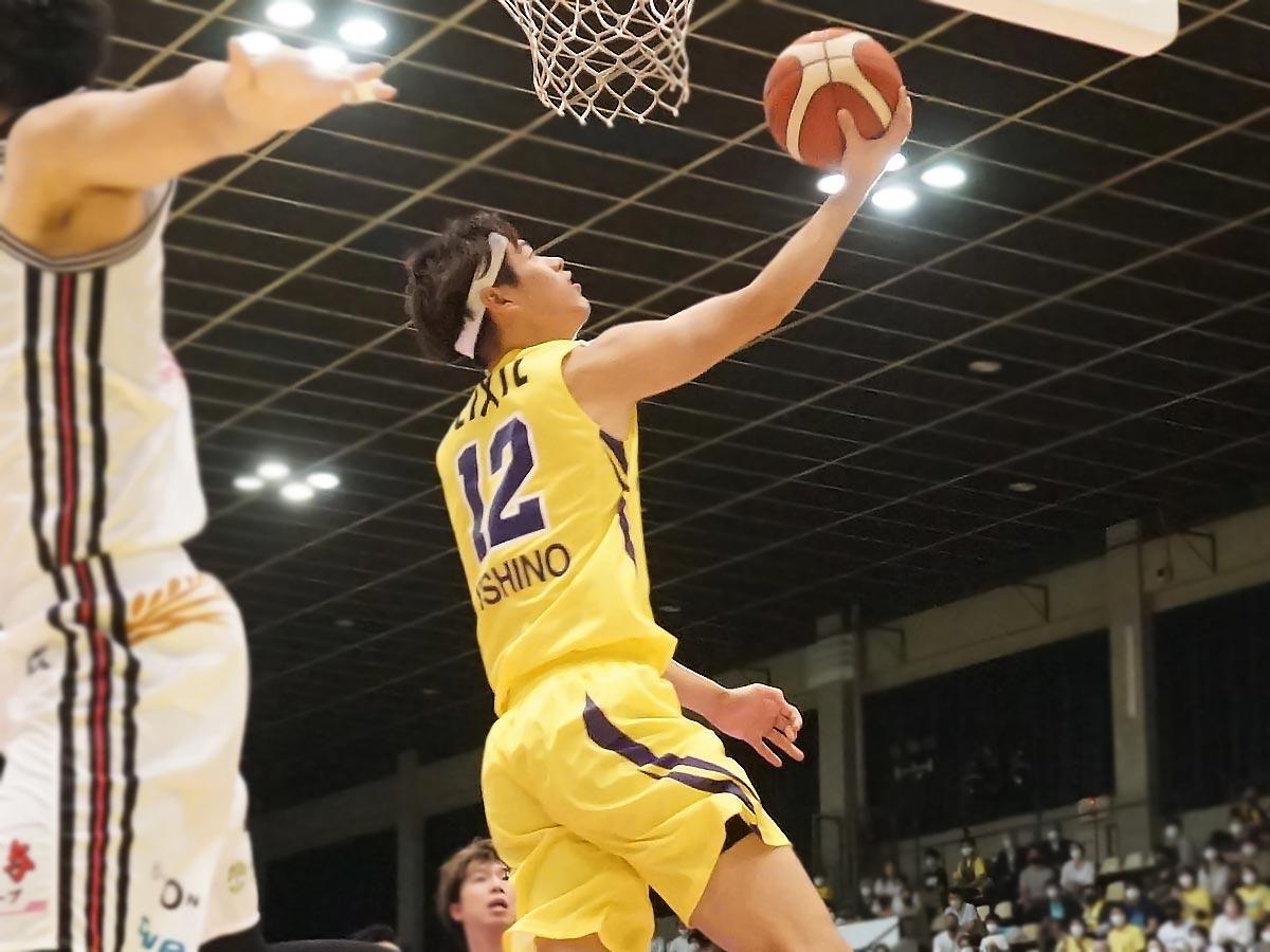 「踏むのが好き」というステップでディフェンスをかわし得点を挙げた西野曜選手（中央）