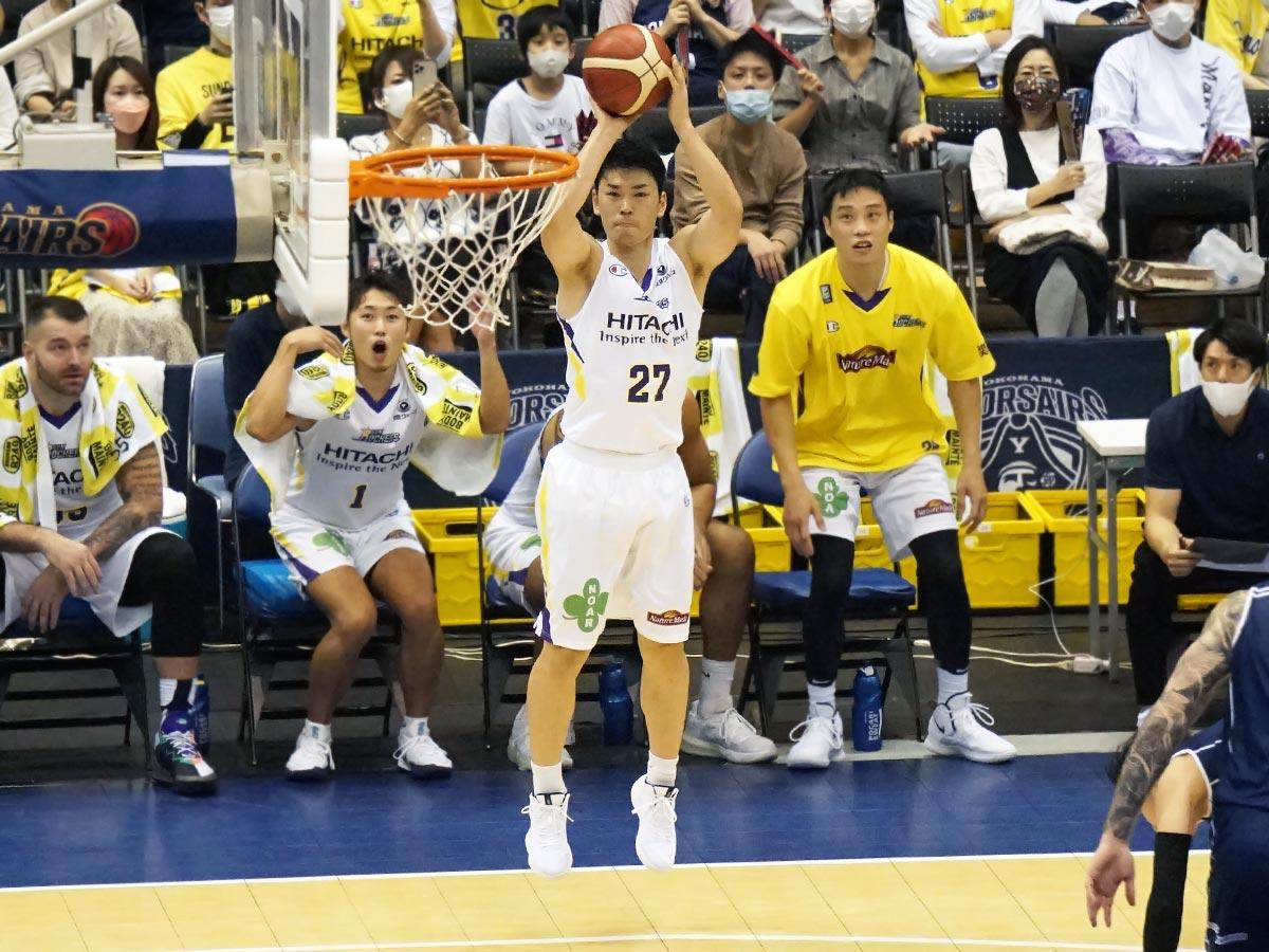 最終クオーターに3ポイントシュート4本決めた石井講祐選手（中央）