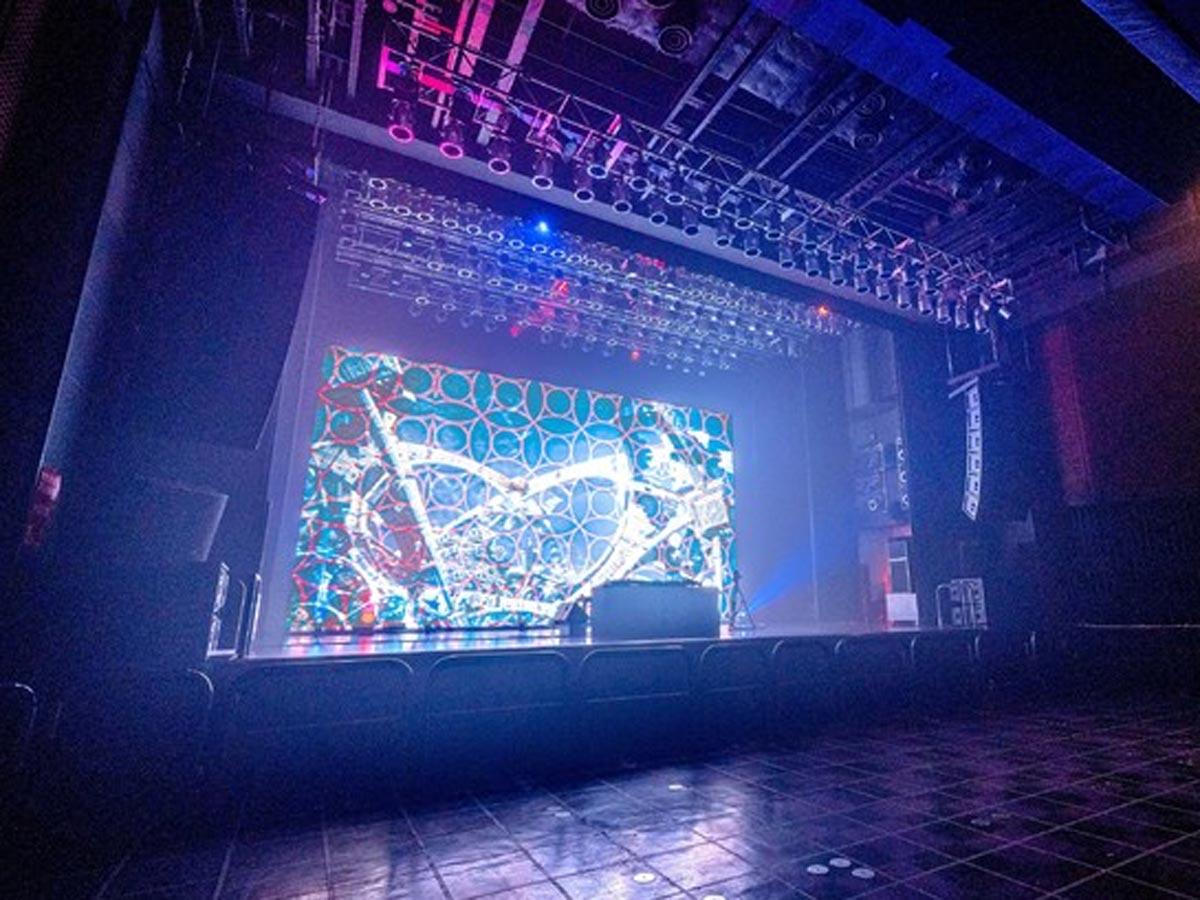 618インチのLEDビジョンを常設で設置した