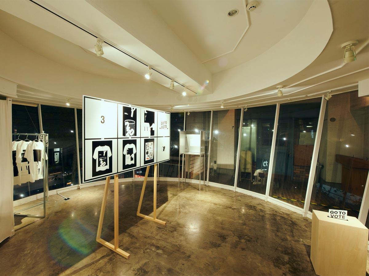非公式選挙ポスターを貼る掲示板などを展示（22日まで別会場に展示中）する場内