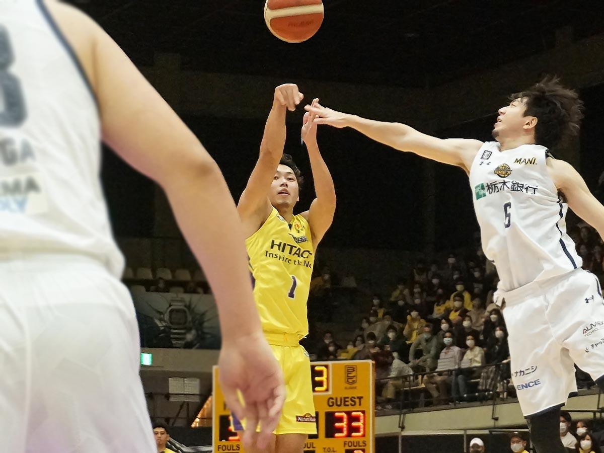 15得点を挙げた関野剛平選手（中央）