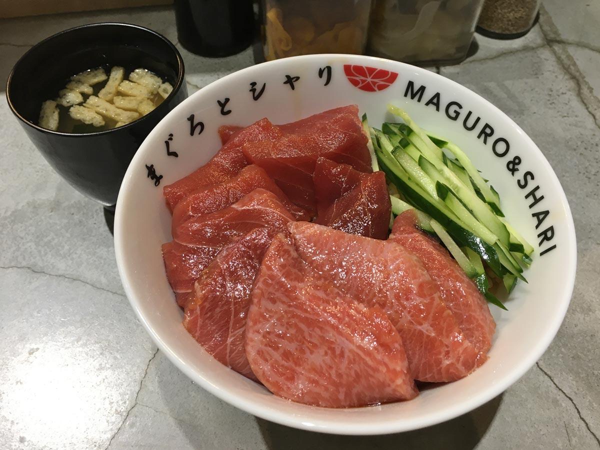 提供する「まぐシャリ丼」（写真はマグロ160グラム、シャリ250グラム）