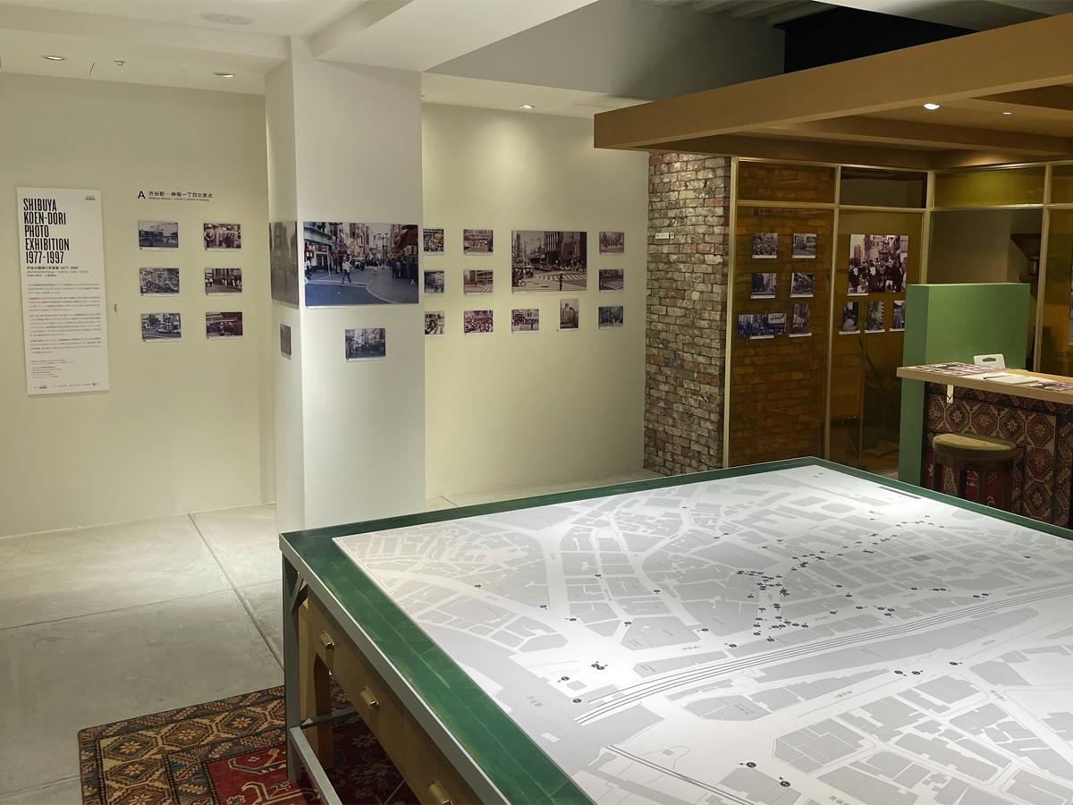 中央の大型白地図を囲む形で100枚の写真を展示する「「渋谷公園通り写真展1977-1997」会場