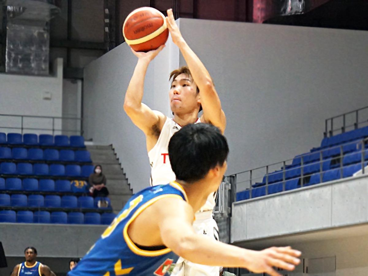 最終クオーターなど要所で得点を挙げた小島元基選手（奥）